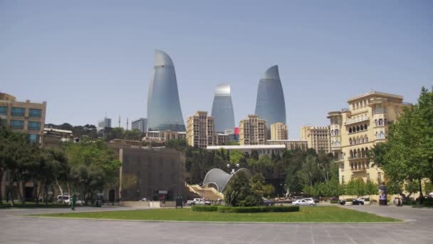 Bakoe Embankment, uitzicht op de torens van de vlam, Azerbeidzjan — Stockvideo