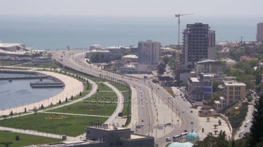Bakü, Azerbaycan'ın şehrin panoramik Vew yukarıdan. Sokaklarda trafik sürücüleri.