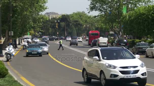 Tráfico en las carreteras de Bakú, Azerbaiyán — Vídeos de Stock