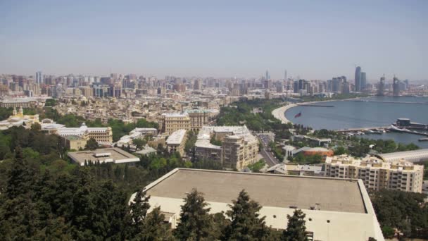 Vista panorámica desde Arriba hasta la ciudad de Bakú, Azerbaiyán — Vídeos de Stock