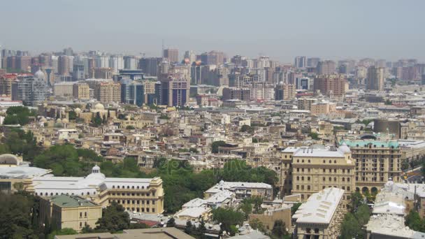 Vista paisagem de arranha-céus e edifícios de alta ascensão na cidade de Baku, Azerbaijão — Vídeo de Stock
