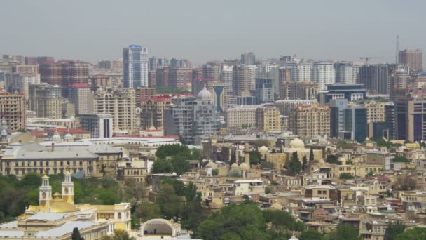 Paisaje de rascacielos y edificios de gran altura en la ciudad de Bakú, Azerbaiyán — Vídeo de stock