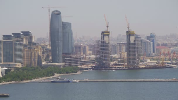 Panoramautsikt över Vew från ovan till staden Baku, Azerbaijan — Stockvideo