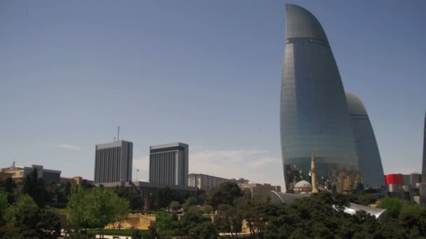 Бакинская набережная, вид на огненные башни, Азербайджан — стоковое видео