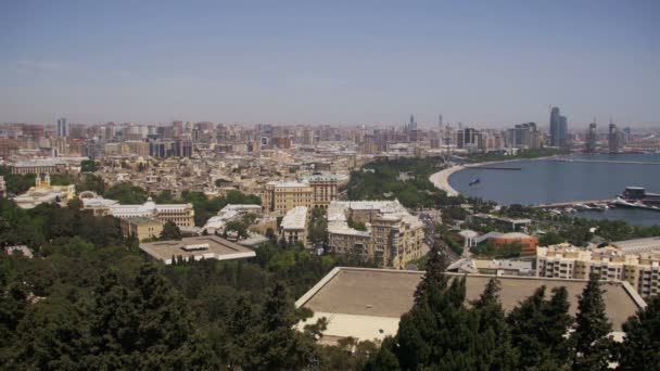 Vista panorámica desde Arriba hasta la ciudad de Bakú, Azerbaiyán — Vídeo de stock