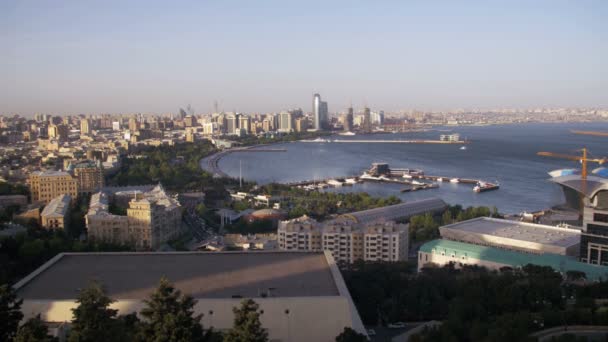 Vista panorámica desde Arriba hasta la ciudad de Bakú, Azerbaiyán — Vídeos de Stock