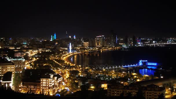 Panoramisch toegangscode van bovenaf naar de stad van Bakoe, Azerbeidzjan bij nacht. — Stockvideo