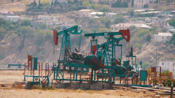 Oil Pumps, Pump jack. Fossil Fuel Energy, Old Pumping Unit — Stock Video