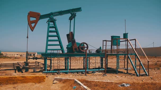 石油泵，泵杰克。化石燃料能源，老抽油机 — 图库视频影像
