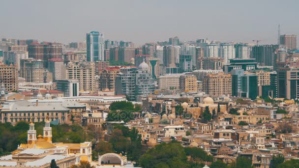 Landschapsmening van wolkenkrabbers en hoogbouw gebouwen in de stad van Baku, Azerbaijan — Stockvideo