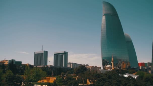 Baku Embankment, utsikt över lågan tornen, Azerbajdzjan — Stockvideo