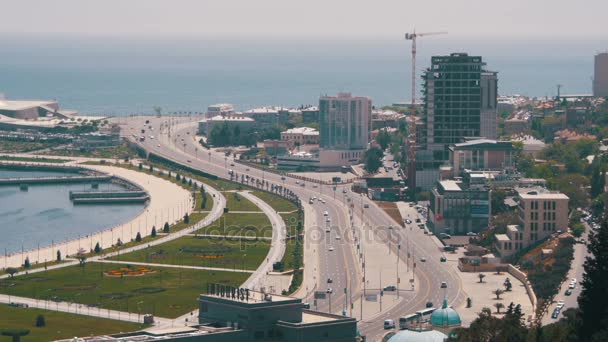 Vista panorámica desde Arriba hasta la ciudad de Bakú, Azerbaiyán. El tráfico conduce por las calles . — Vídeos de Stock