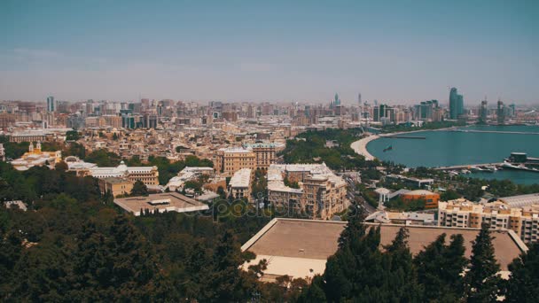 Panoramisch toegangscode van bovenaf naar de stad van Baku, Azerbaijan — Stockvideo