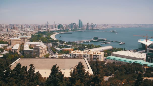 Vista panorámica desde Arriba hasta la ciudad de Bakú, Azerbaiyán — Vídeos de Stock