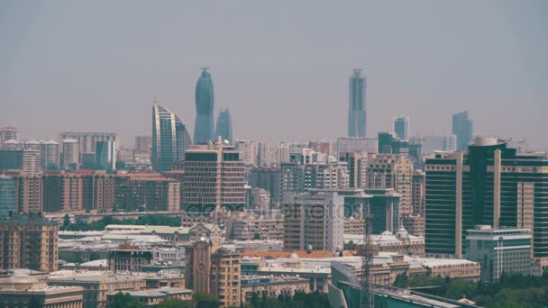 Landschapsmening van wolkenkrabbers en hoogbouw gebouwen in de stad van Baku, Azerbaijan — Stockvideo