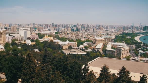 Vista panorámica desde Arriba hasta la ciudad de Bakú, Azerbaiyán — Vídeo de stock