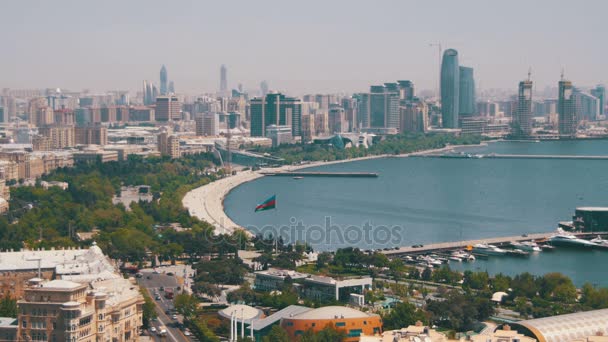 Vista panorámica desde Arriba hasta la ciudad de Bakú, Azerbaiyán — Vídeos de Stock