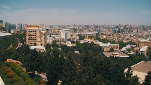Vista panorámica desde Arriba hasta la ciudad de Bakú, Azerbaiyán — Vídeo de stock