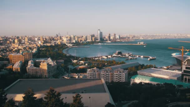 Vista panorámica desde Arriba hasta la ciudad de Bakú, Azerbaiyán — Vídeo de stock