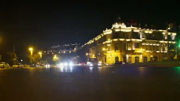 Tráfico nocturno de coches en la ciudad. Caducidad — Vídeos de Stock