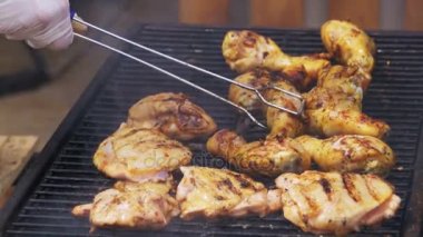 Bir barbekü ızgara pişirme tavuk eti