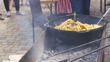 Özbek pilavı bir kazanda Caddesi üzerinde bir ateşte pişirilir