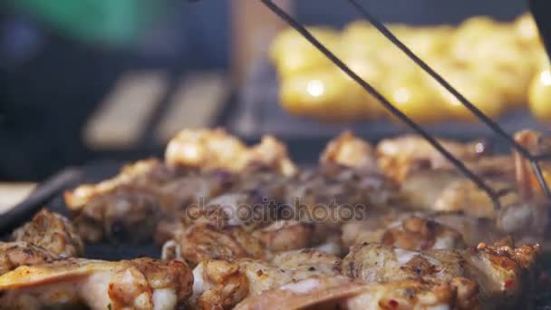 Kuřecí maso vaření na Grilovaná jídla Gril — Stock video