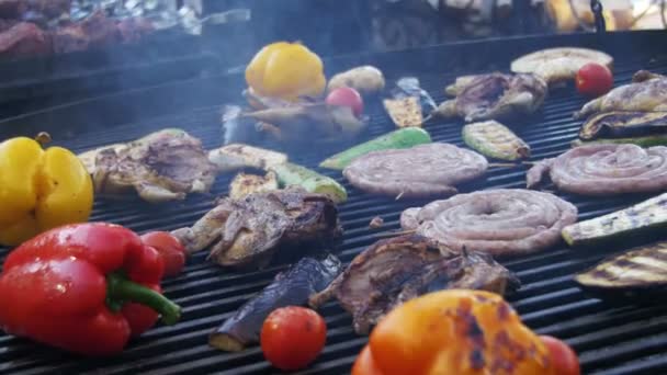 Cocina Barbacoa Deliciosa y Verduras en la Parrilla — Vídeos de Stock