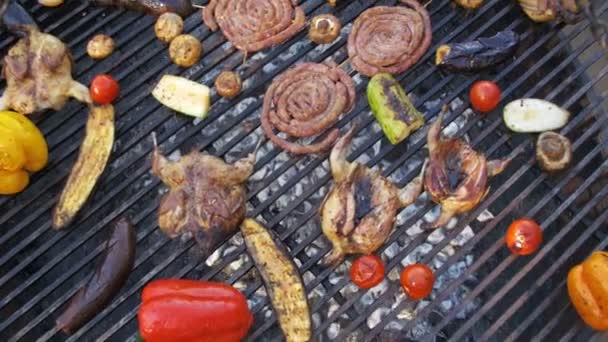 Vista superior da culinária de carne e legumes na grelha — Vídeo de Stock