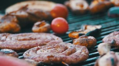 Pişirme Barbekü lezzetli sosis, et ve sebze ızgara. Ağır çekim