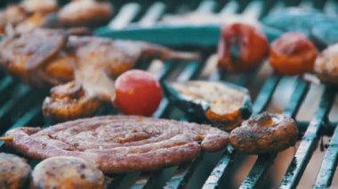 Pişirme Barbekü lezzetli sosis, et ve sebze ızgara. Ağır çekim