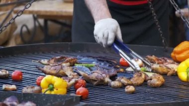 Et ve sebze ızgara hazırlanıyor. Ağır çekim