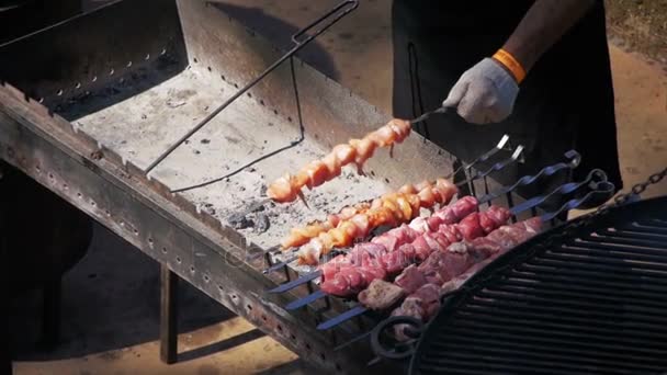 Man Preparing Barbecue on the Food Festival. Mouvement lent — Video