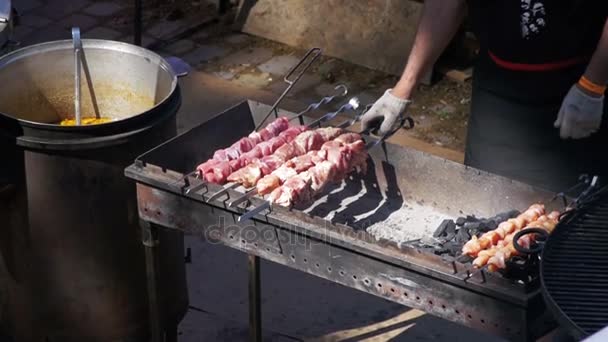 Man Preparing Barbacoa en el Festival de la Comida. Moción lenta — Vídeos de Stock