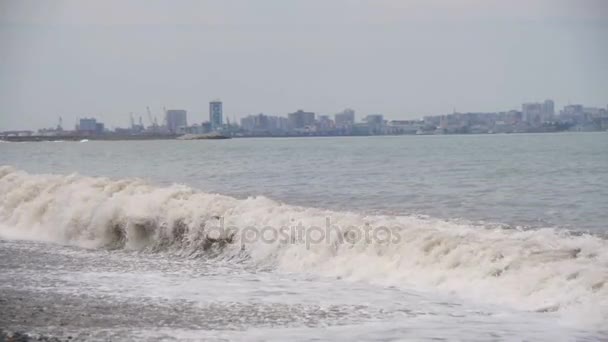 Bouře na moři. Vlny se válí na oblázkové pláži kámen. Zpomalený pohyb — Stock video