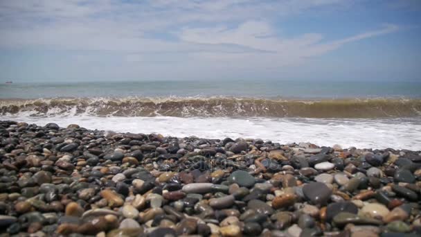 Grote golven op het strand van de steen. Slow Motion — Stockvideo