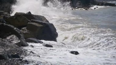 Büyük dalgalar çökmesini taş kumsalda. Ağır çekim