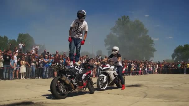 Stunt Moto Show. Extreme Motorsports. Desfile de motociclistas e show — Vídeo de Stock