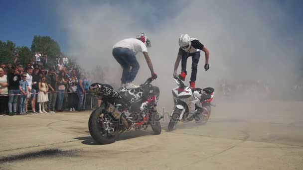 Stunt Moto Show. Sport motoristici estremi. Sfilata e spettacolo dei motociclisti. Rallentatore — Video Stock