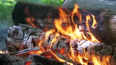 Arka plan bir ateşten bir günlük yanıklar