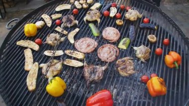 Üstten Görünüm pişirme Barbekü Delicious ve sebze ızgara