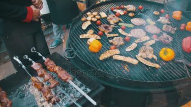 Izgarada et ve sebze pişirmek