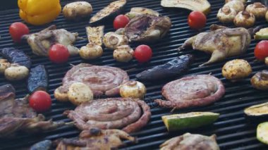 Sosis ve ızgara sebze yemek