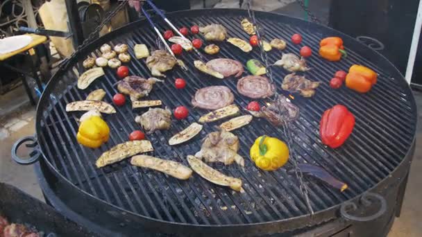 Вид на приготовление мяса и овощей на гриле — стоковое видео
