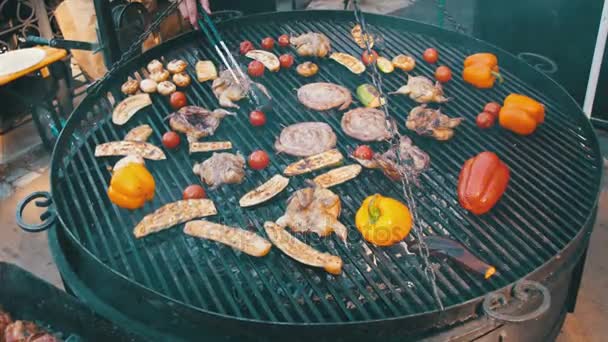 Cozinhar churrasco delicioso e legumes na grelha — Vídeo de Stock