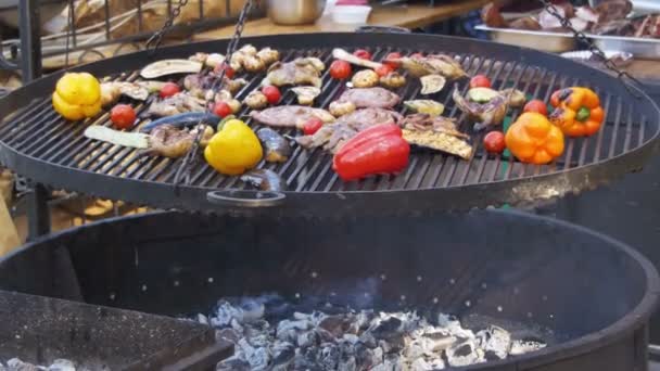 Cocina Barbacoa Deliciosa y Verduras en la Parrilla — Vídeos de Stock