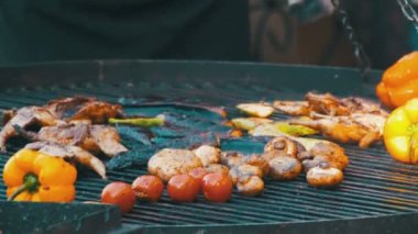 Sosis ve ızgara sebze yemek