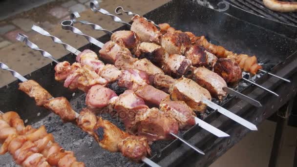 Шашлик з яловичини на шампурах готується на грилі — стокове відео