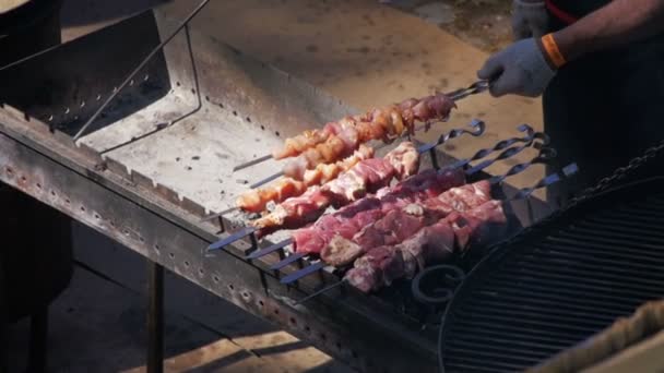 Man Preparing Barbacoa en el Festival de la Comida. Moción lenta — Vídeos de Stock