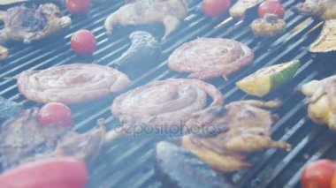 Pişirme Barbekü lezzetli sosis, et ve sebze ızgara. Ağır çekim